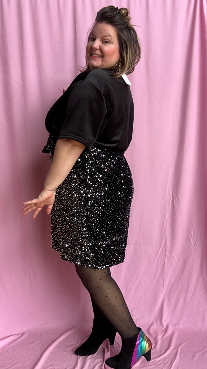 Robe courte grande taille noir velour et sequins argentés  qui mixe douceur, éclat et glamour