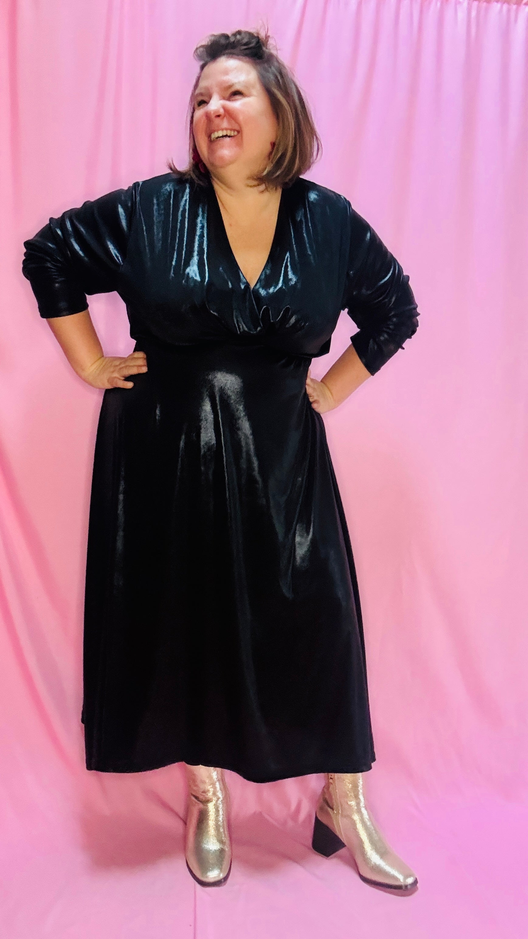 Cette robe longue grande taille noire en jersey brillant est l'incontournable de votre garde-robe pour un look élégant et glamour. Elle allie confort , élégance et sophistication , parfait pour toutes les occasions spéciales !