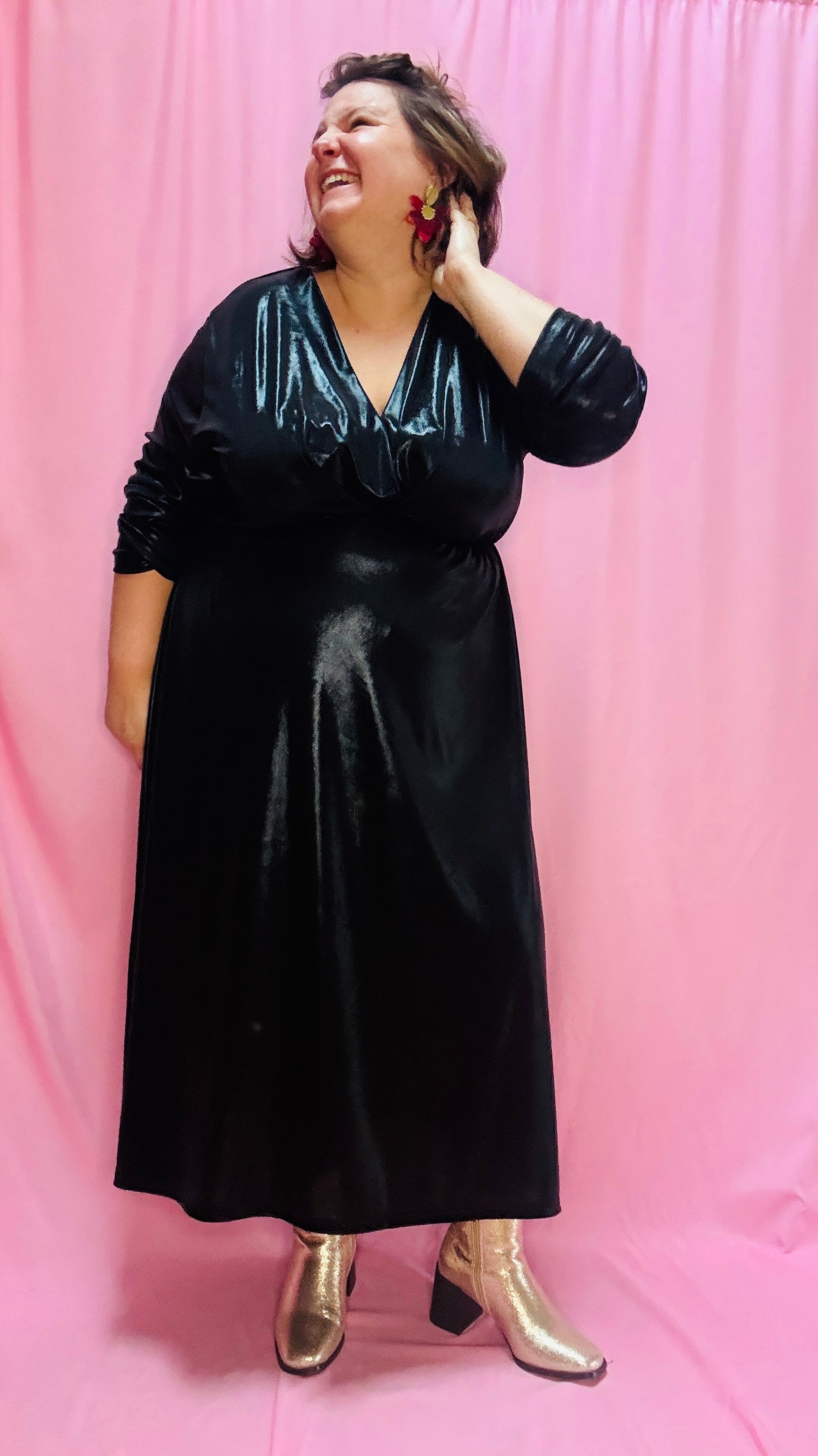 Cette robe longue grande taille noire en jersey brillant est l'incontournable de votre garde-robe pour un look élégant et glamour. Elle allie confort , élégance et sophistication , parfait pour toutes les occasions spéciales !