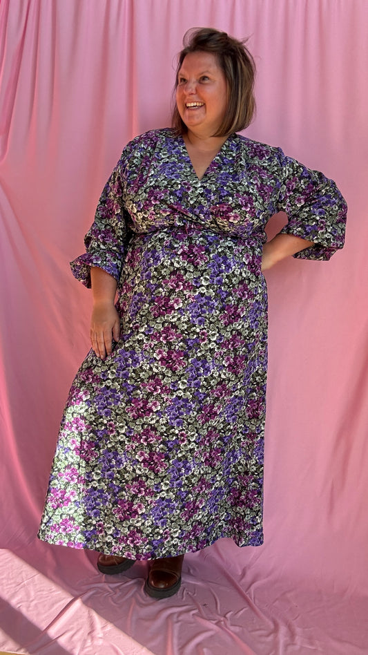 Tombe sous le charme de cette robe longue grande taille aux motifs fleurs liberty violet et kaki, parfaite pour les amoureuses du style bohème et romantique.