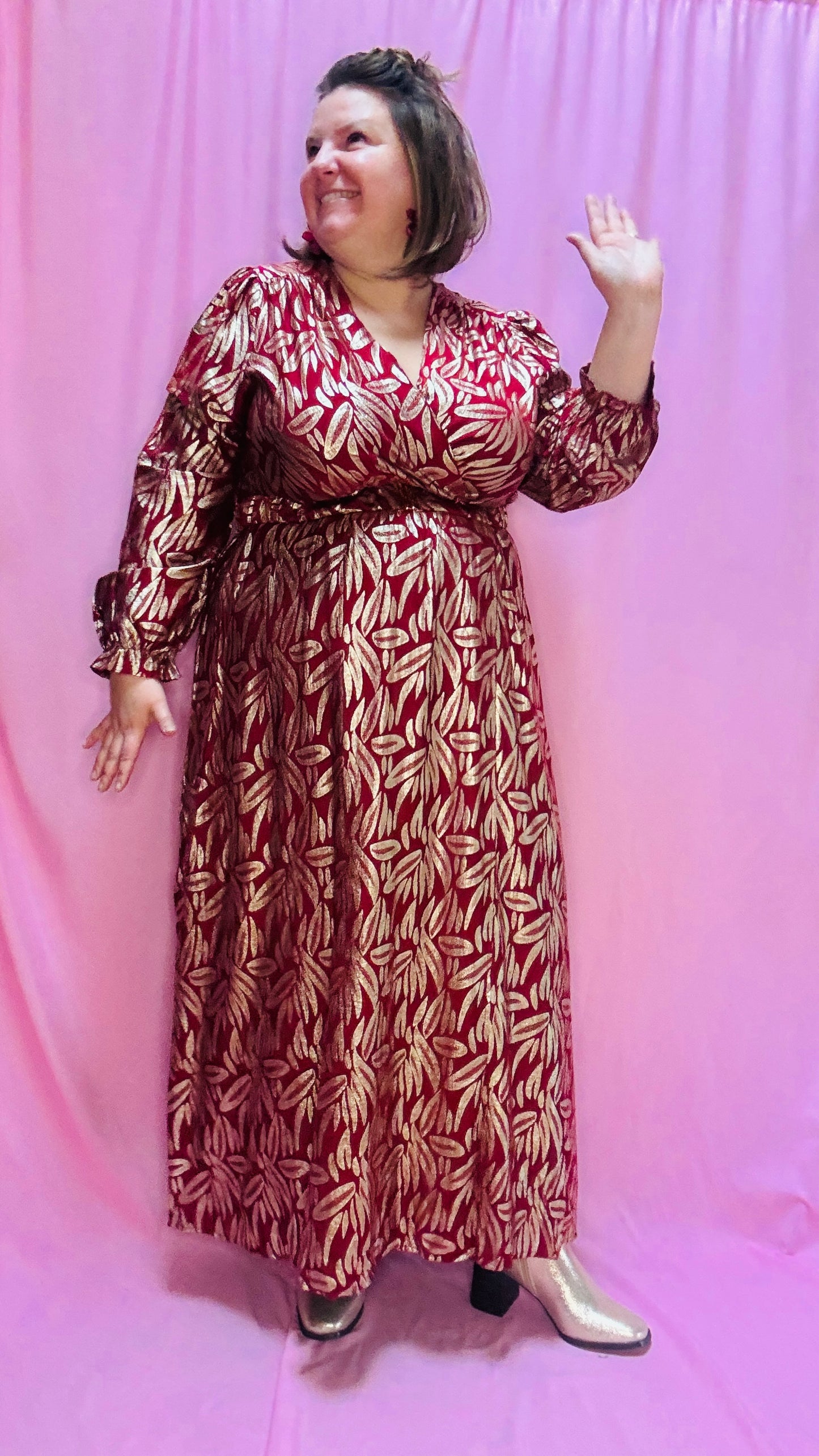 Cette robe longue grande taille bordeaux avec motifs dorés est la pièce parfaite pour celles qui recherchent un style glamour , créatif et rock . Avec sa coupe flatteuse et son design unique, elle est idéale pour le quotidien ou pour des événements spéciaux.