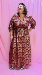 robe Victoria- grande taille- longue bordeau motifs dorés cache coeur