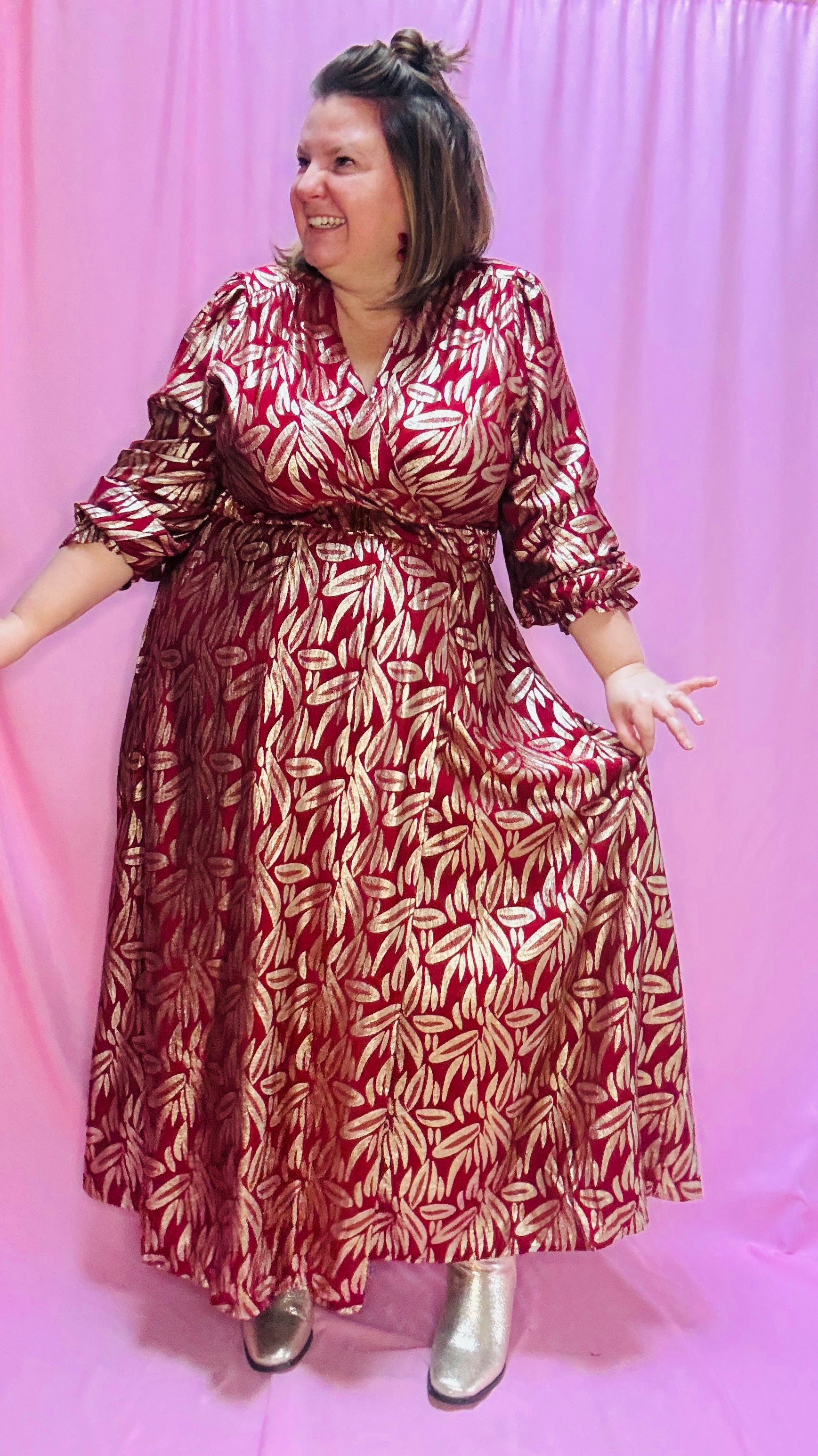 Cette robe longue grande taille bordeaux avec motifs dorés est la pièce parfaite pour celles qui recherchent un style glamour , créatif et rock . Avec sa coupe flatteuse et son design unique, elle est idéale pour le quotidien ou pour des événements spéciaux.