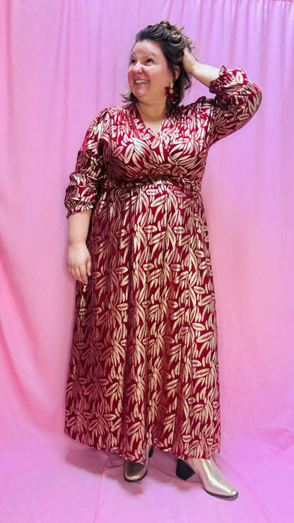 Cette robe longue grande taille bordeaux avec motifs dorés est la pièce parfaite pour celles qui recherchent un style glamour , créatif et rock . Avec sa coupe flatteuse et son design unique, elle est idéale pour le quotidien ou pour des événements spéciaux.