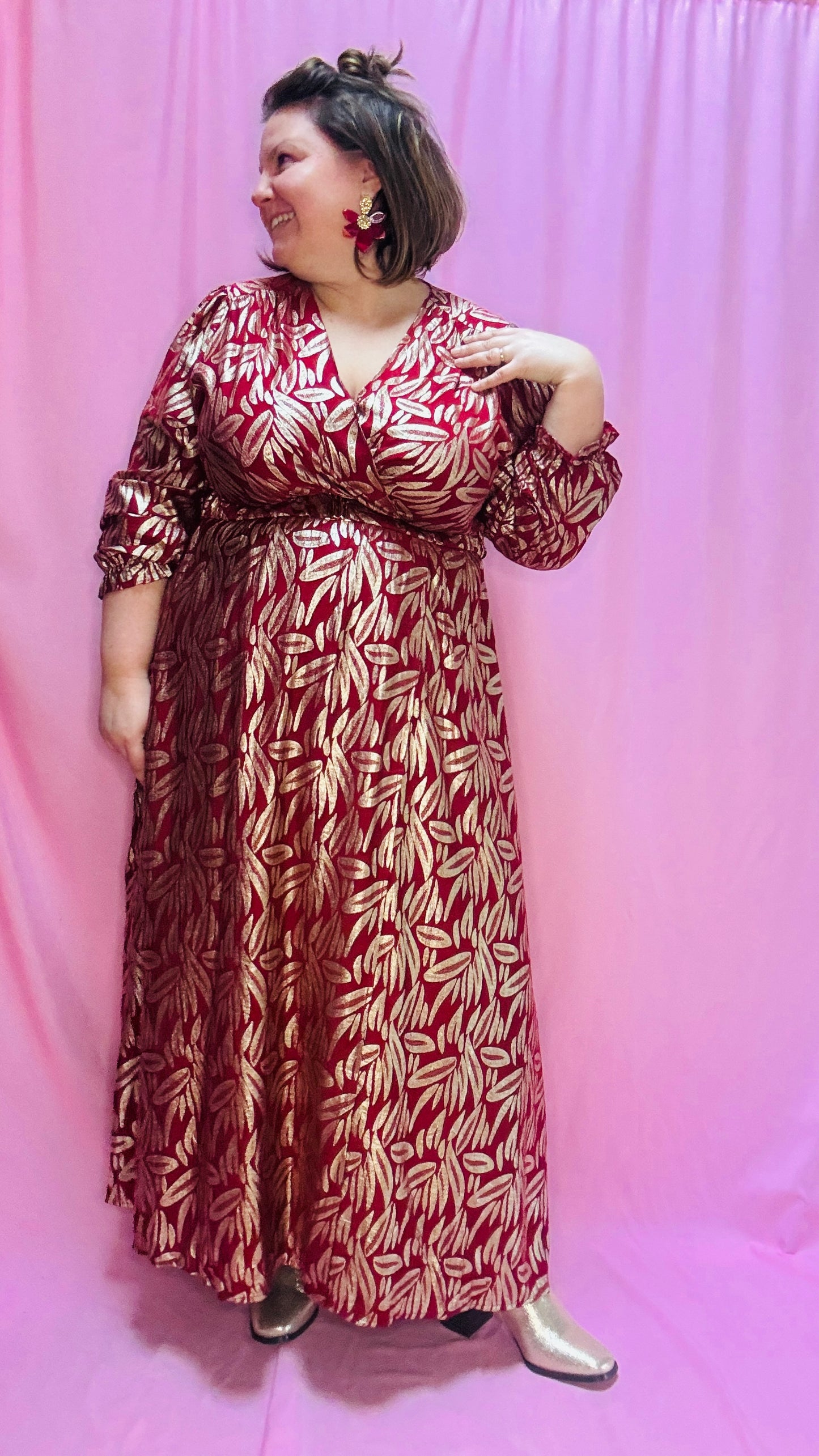 Cette robe longue grande taille bordeaux avec motifs dorés est la pièce parfaite pour celles qui recherchent un style glamour , créatif et rock . Avec sa coupe flatteuse et son design unique, elle est idéale pour le quotidien ou pour des événements spéciaux.