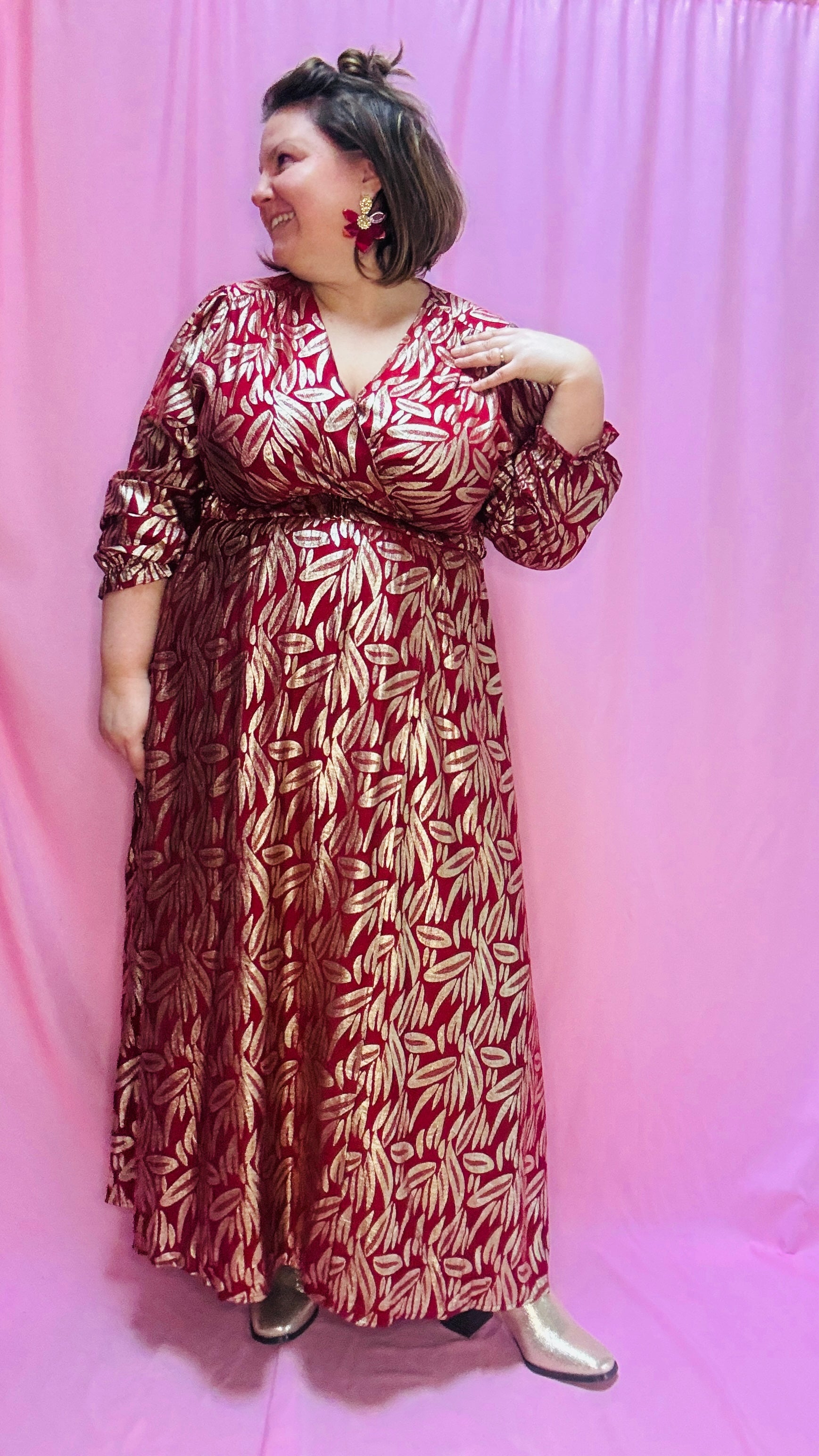 Cette robe longue grande taille bordeaux avec motifs dorés est la pièce parfaite pour celles qui recherchent un style glamour , créatif et rock . Avec sa coupe flatteuse et son design unique, elle est idéale pour le quotidien ou pour des événements spéciaux.