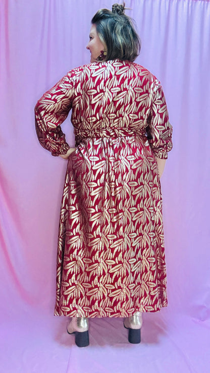 Cette robe longue grande taille bordeaux avec motifs dorés est la pièce parfaite pour celles qui recherchent un style glamour , créatif et rock . Avec sa coupe flatteuse et son design unique, elle est idéale pour le quotidien ou pour des événements spéciaux.