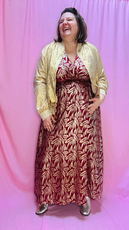 Cette robe longue grande taille bordeaux avec motifs dorés est la pièce parfaite pour celles qui recherchent un style glamour , créatif et rock . Avec sa coupe flatteuse et son design unique, elle est idéale pour le quotidien ou pour des événements spéciaux.