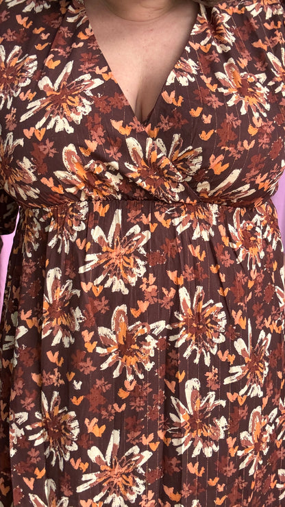 robe longue grande taille élégante, lumineuse et ultra confortable, aux motifs automnaux et liserés dorés