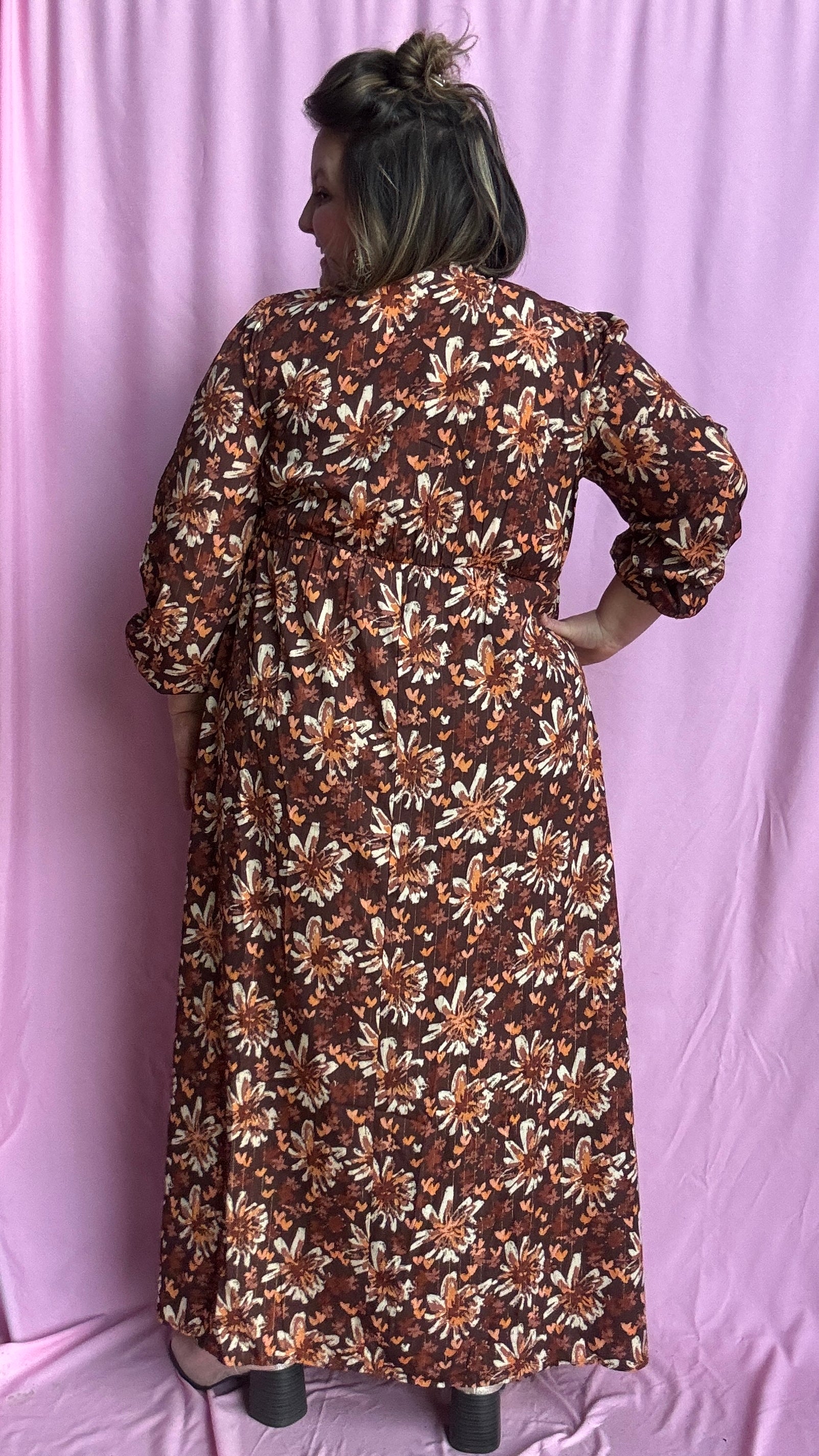 robe longue grande taille élégante, lumineuse et ultra confortable, aux motifs automnaux et liserés dorés