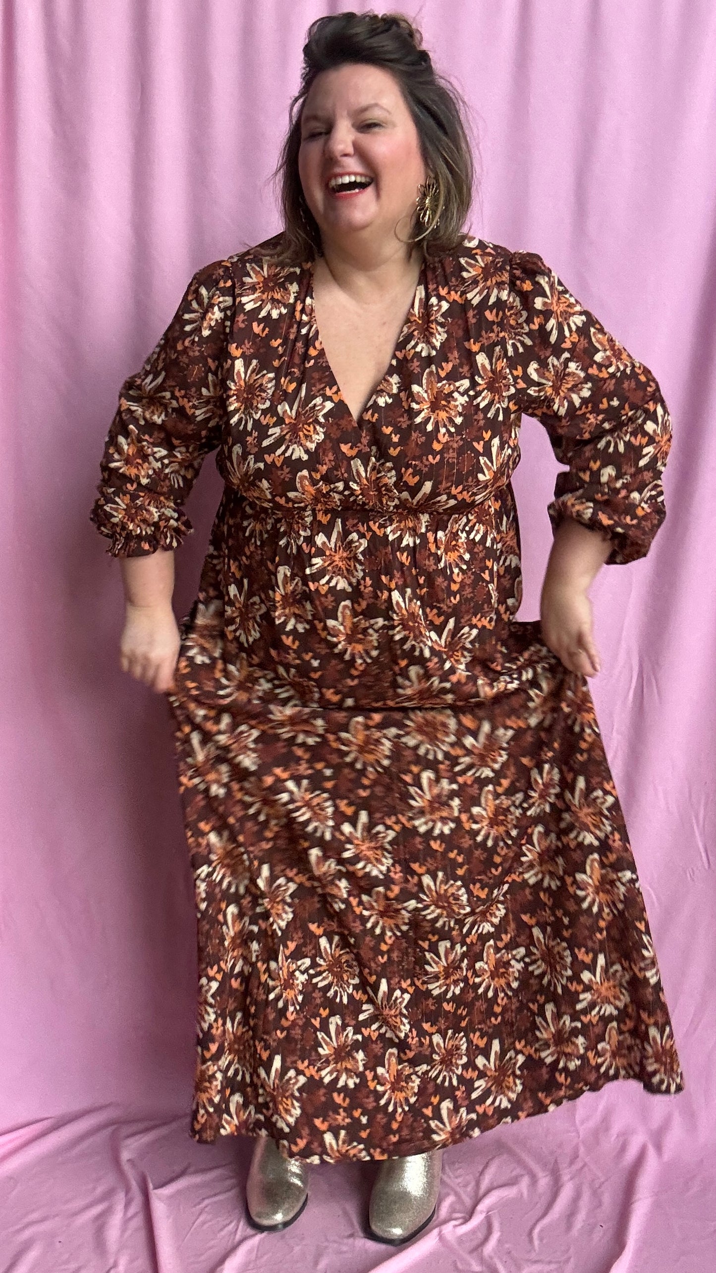 robe longue grande taille élégante, lumineuse et ultra confortable, aux motifs automnaux et liserés dorés