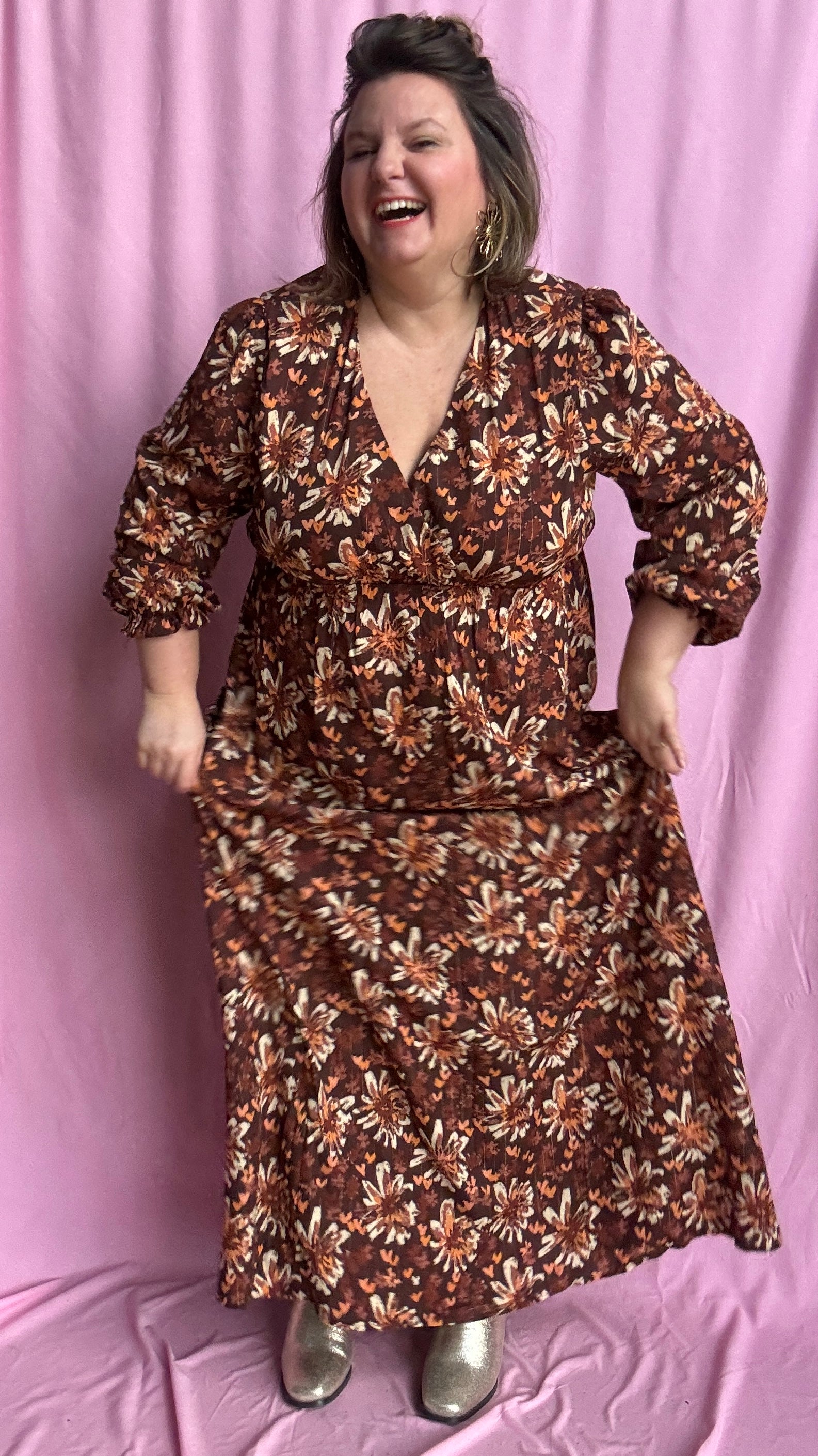 robe longue grande taille élégante, lumineuse et ultra confortable, aux motifs automnaux et liserés dorés