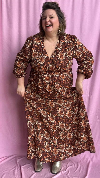 robe longue grande taille élégante, lumineuse et ultra confortable, aux motifs automnaux et liserés dorés