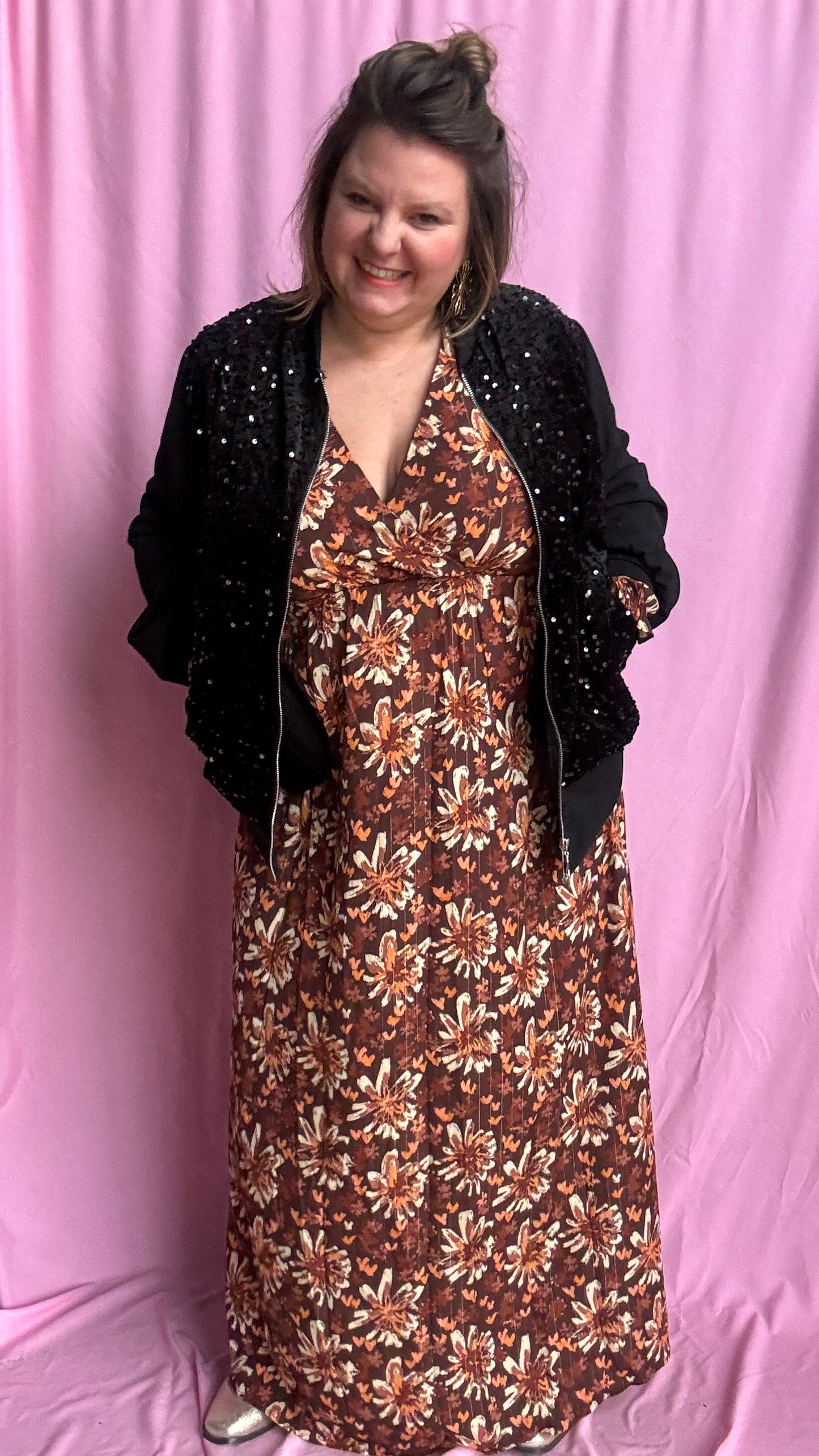 robe longue grande taille élégante, lumineuse et ultra confortable, aux motifs automnaux et liserés dorés