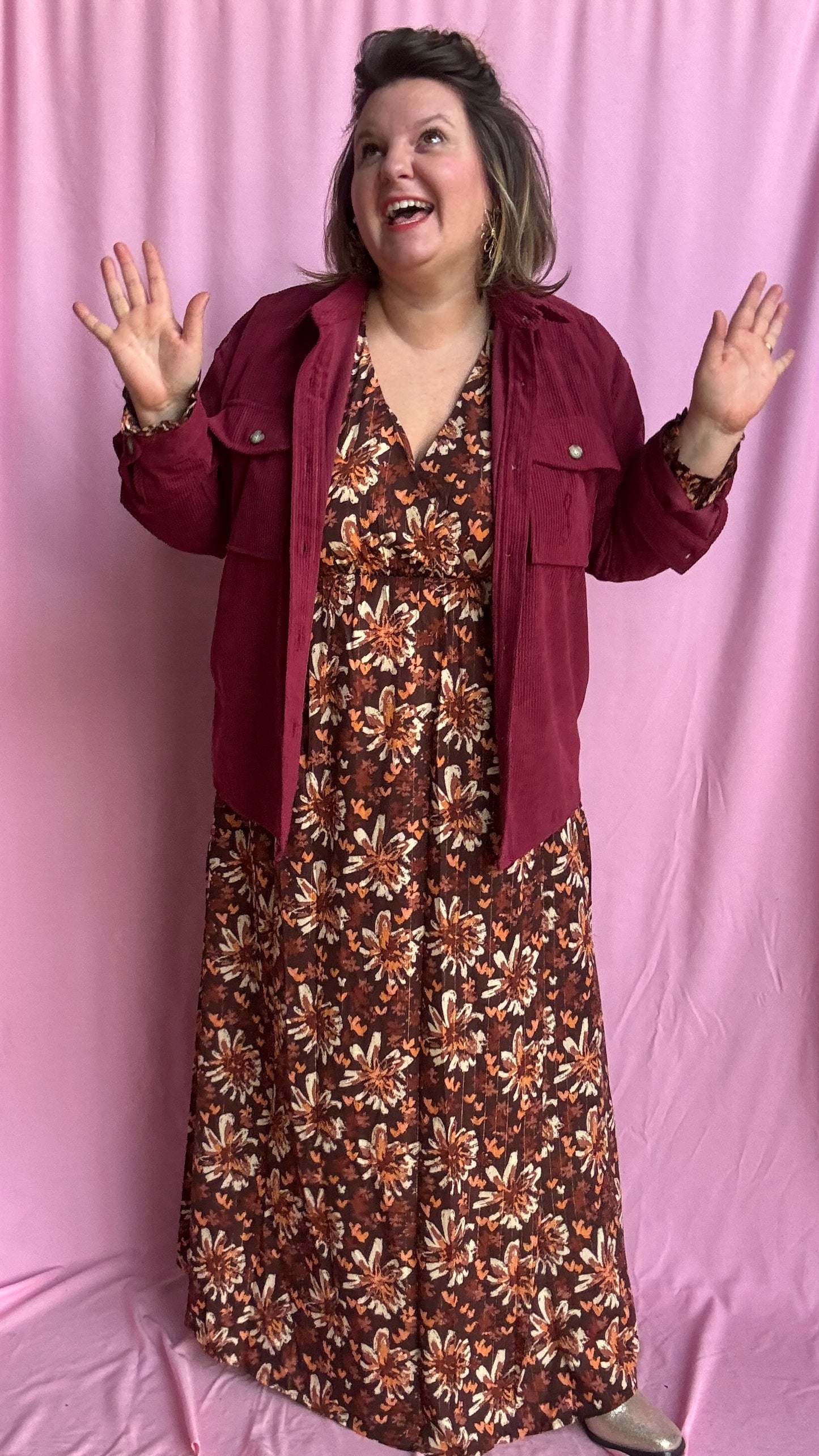 robe longue grande taille élégante, lumineuse et ultra confortable, aux motifs automnaux et liserés dorés