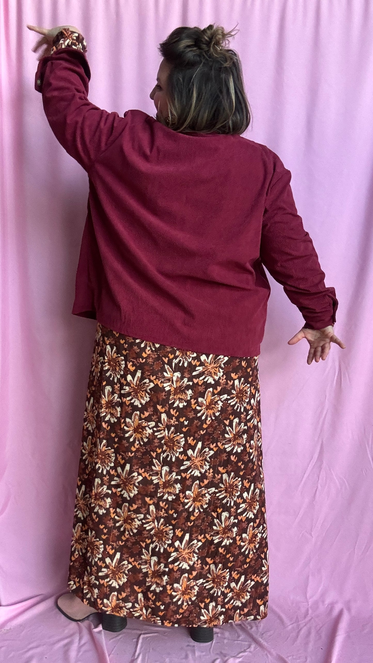 robe longue grande taille élégante, lumineuse et ultra confortable, aux motifs automnaux et liserés dorés