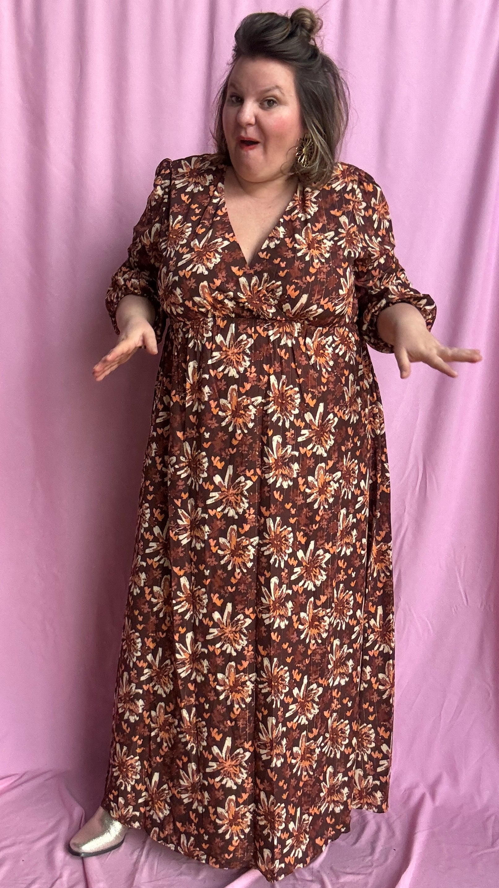 robe longue grande taille élégante, lumineuse et ultra confortable, aux motifs automnaux et liserés dorés