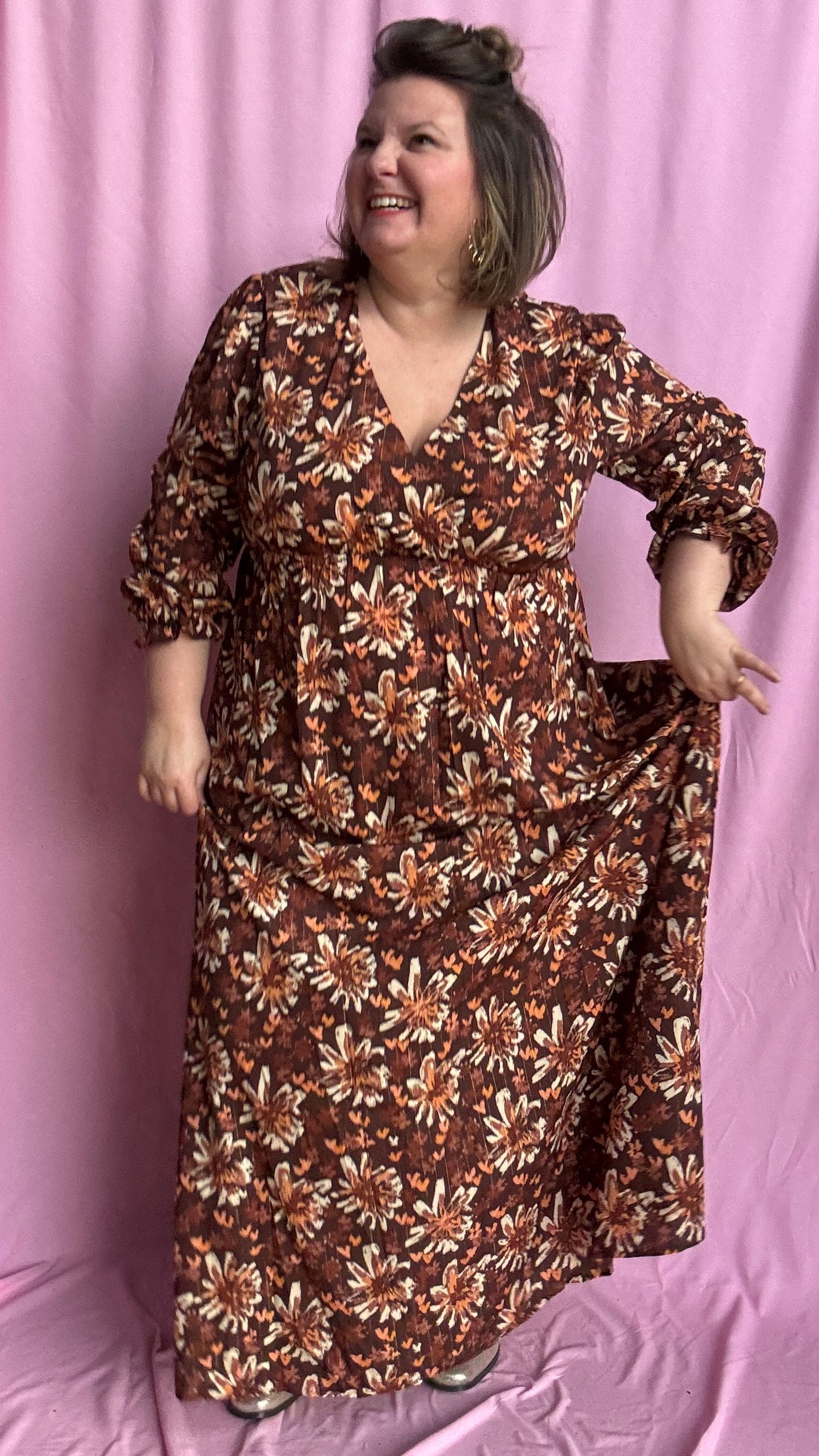 robe longue grande taille élégante, lumineuse et ultra confortable, aux motifs automnaux et liserés dorés