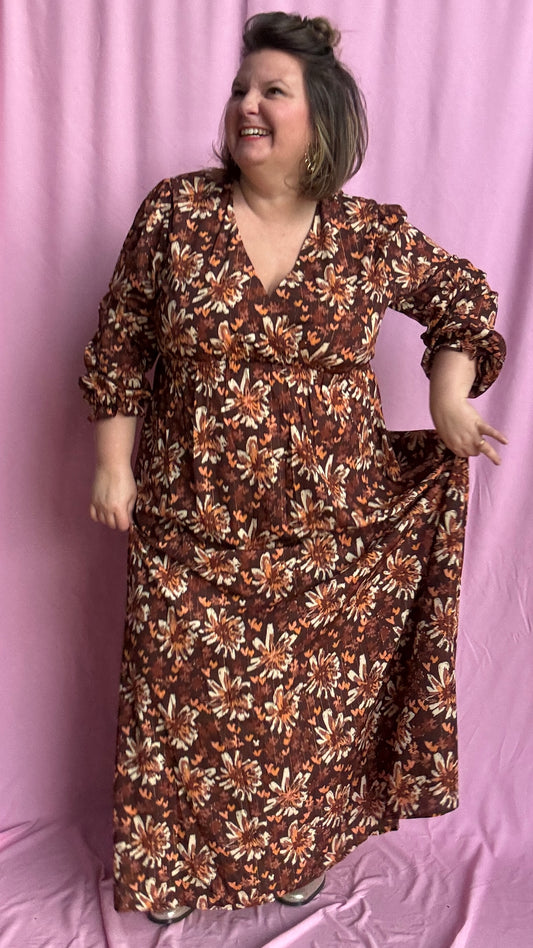 robe longue grande taille élégante, lumineuse et ultra confortable, aux motifs automnaux et liserés dorés