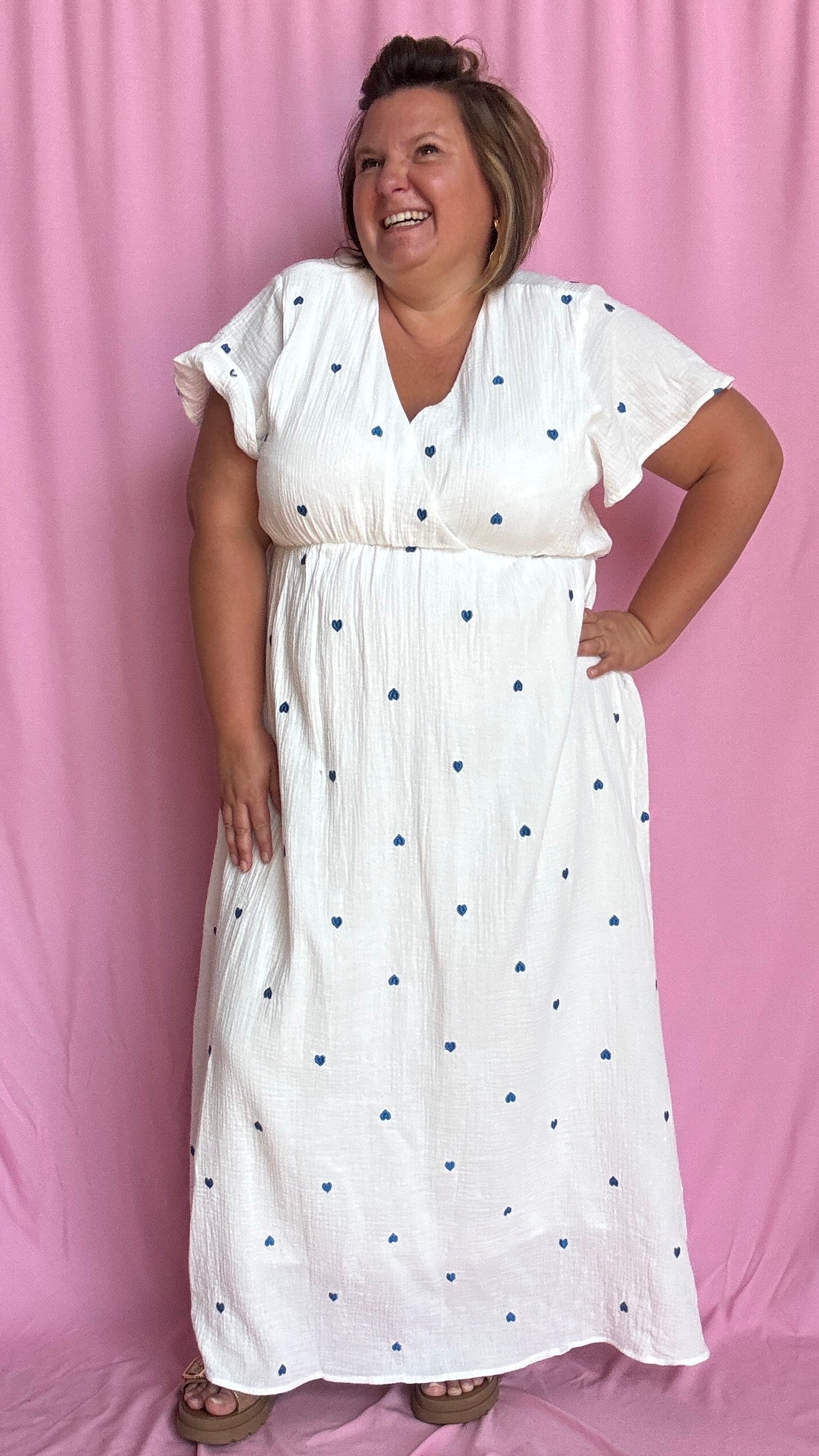 Cette robe longue grande taille en gaze de coton blanche est sublimée par de jolis motifs cœurs bleus qui ajoutent une touche de tendresse et de fantaisie 
