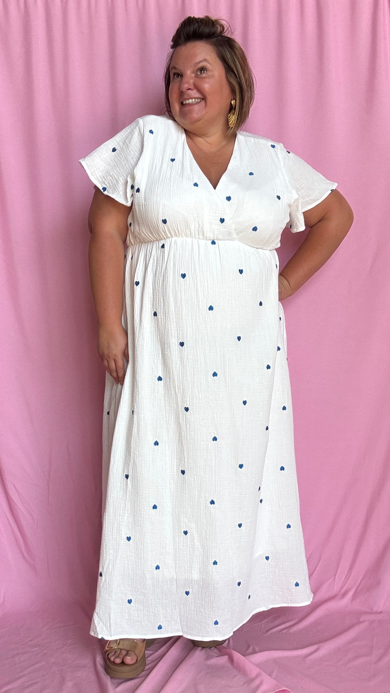 Cette robe longue grande taille en gaze de coton blanche est sublimée par de jolis motifs cœurs bleus qui ajoutent une touche de tendresse et de fantaisie 