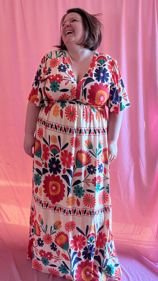 Robe longue bohème grande taille, motifs colorés, décolleté flatteur, dos noué