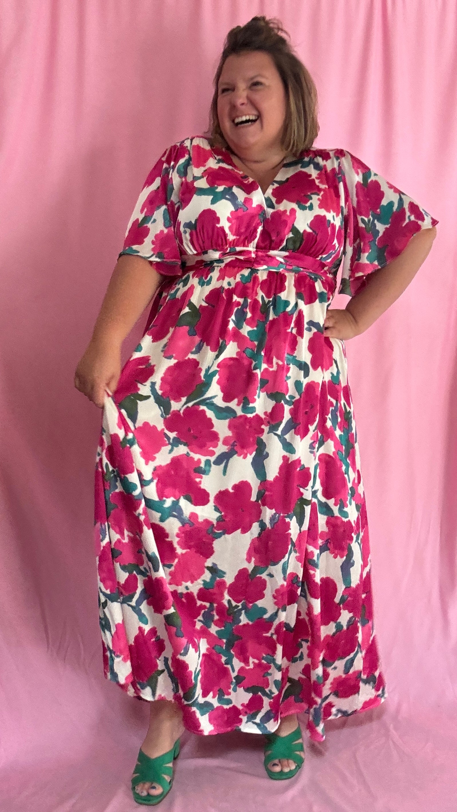 Laisse-toi séduire par cette robe longue grande taille aux motifs fleuris roses, verts et blancs, une pièce aussi délicate qu'élégante.