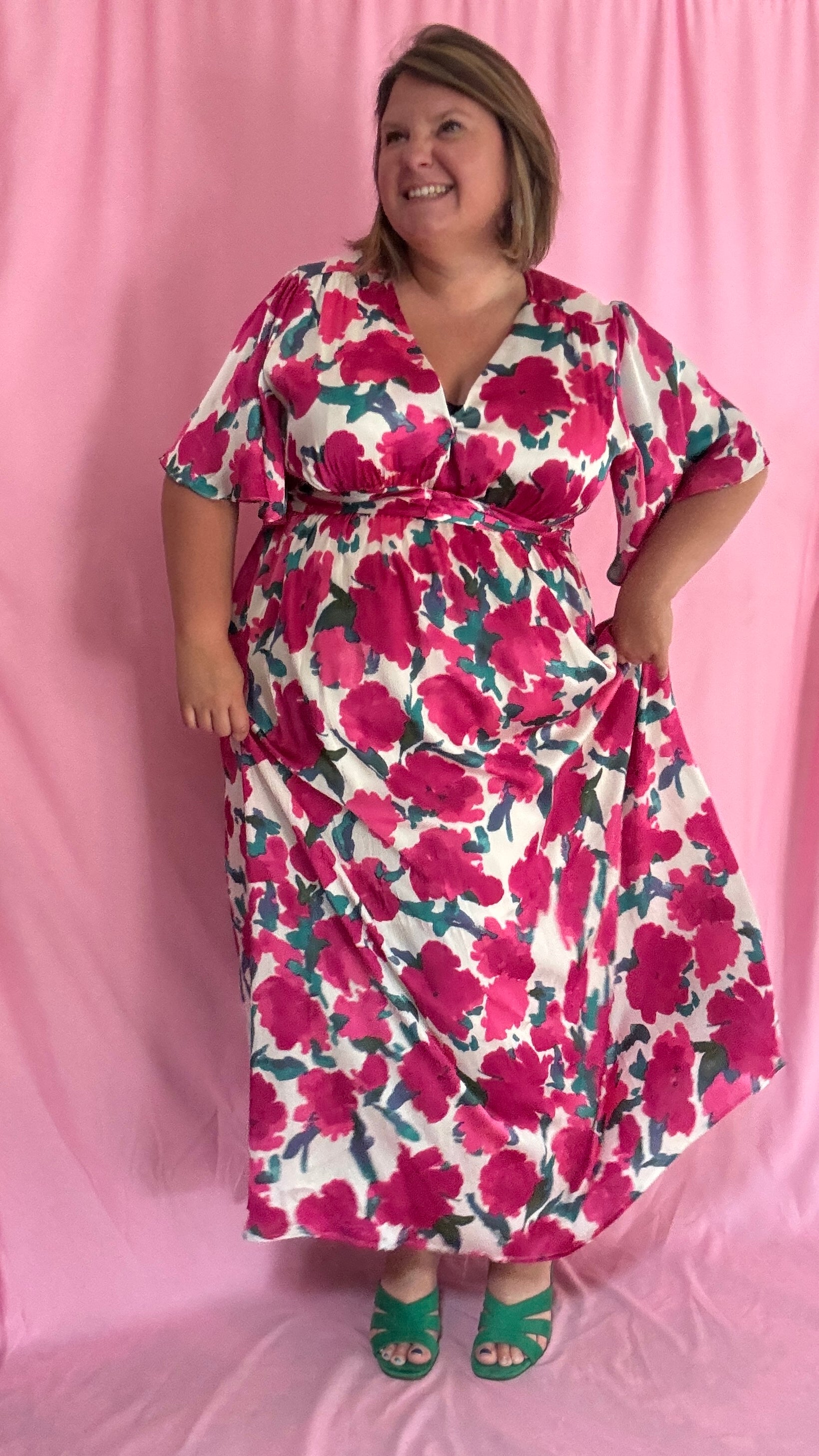Laisse-toi séduire par cette robe longue grande taille aux motifs fleuris roses, verts et blancs, une pièce aussi délicate qu'élégante.