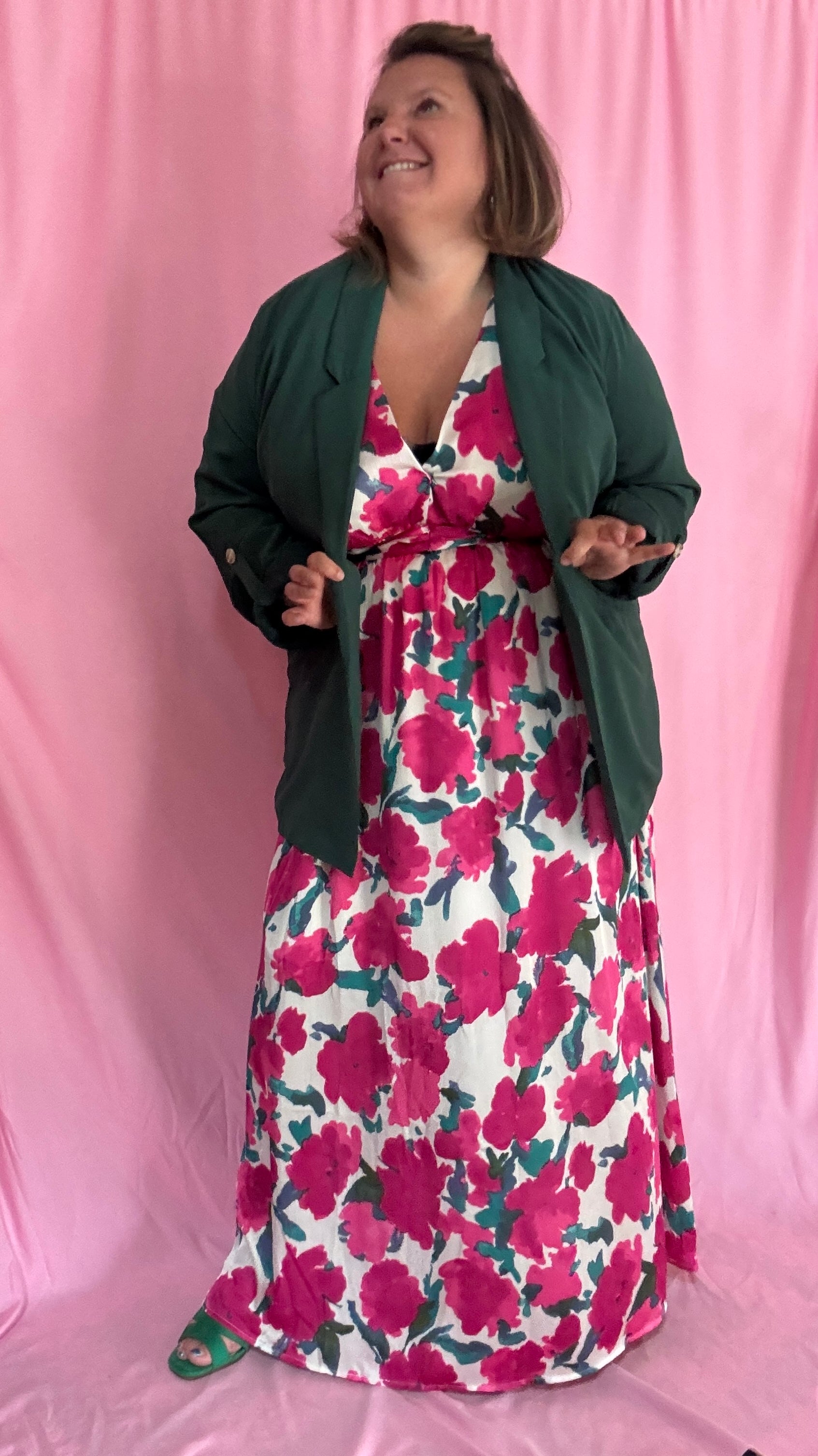 Laisse-toi séduire par cette robe longue grande taille aux motifs fleuris roses, verts et blancs, une pièce aussi délicate qu'élégante.