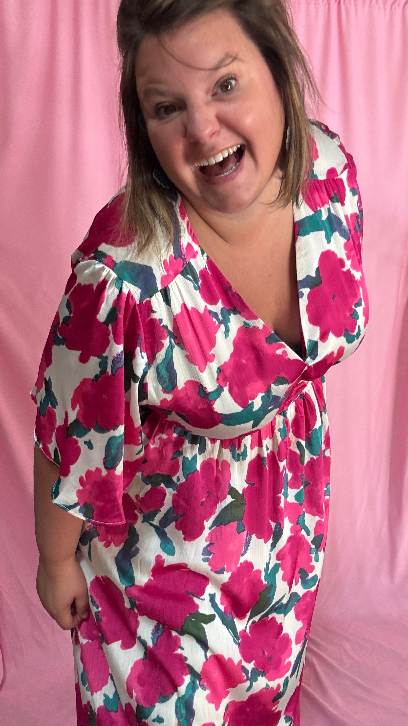 Laisse-toi séduire par cette robe longue grande taille aux motifs fleuris roses, verts et blancs, une pièce aussi délicate qu'élégante.