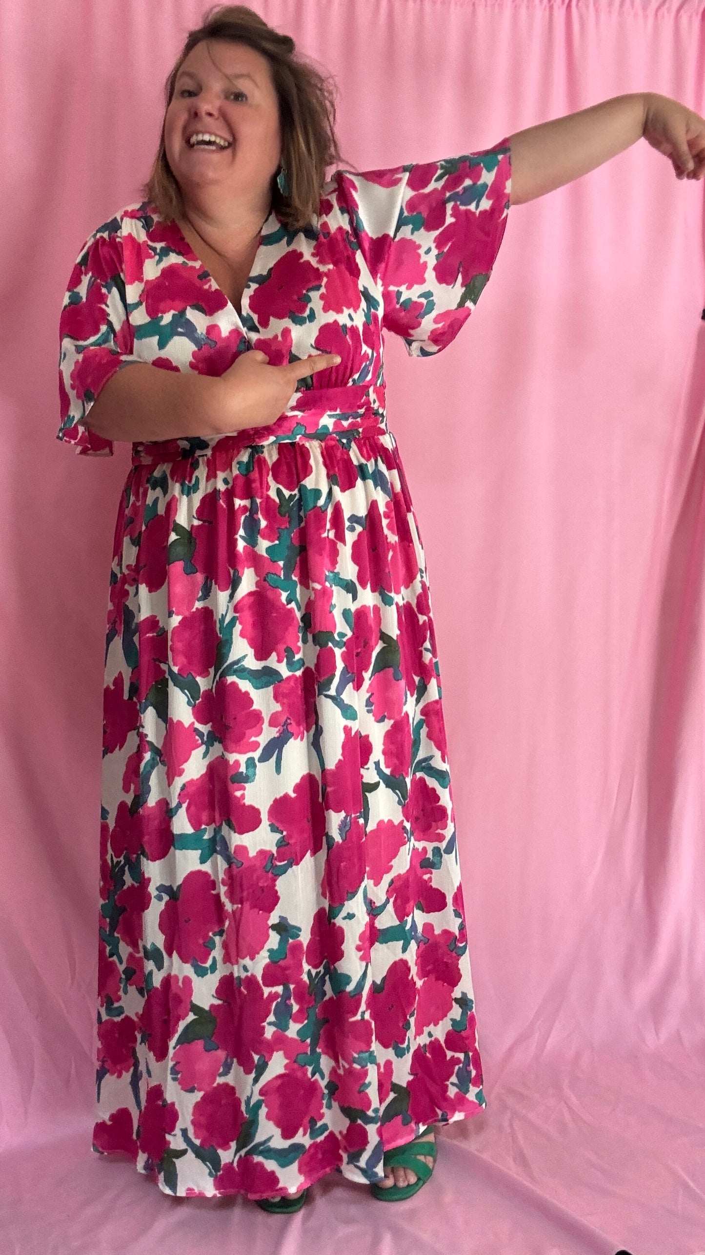 Laisse-toi séduire par cette robe longue grande taille aux motifs fleuris roses, verts et blancs, une pièce aussi délicate qu'élégante.