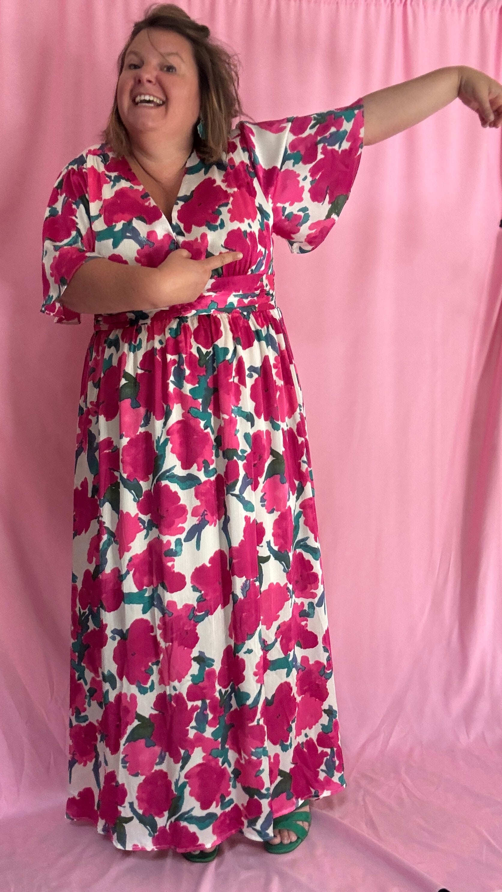 Laisse-toi séduire par cette robe longue grande taille aux motifs fleuris roses, verts et blancs, une pièce aussi délicate qu'élégante.