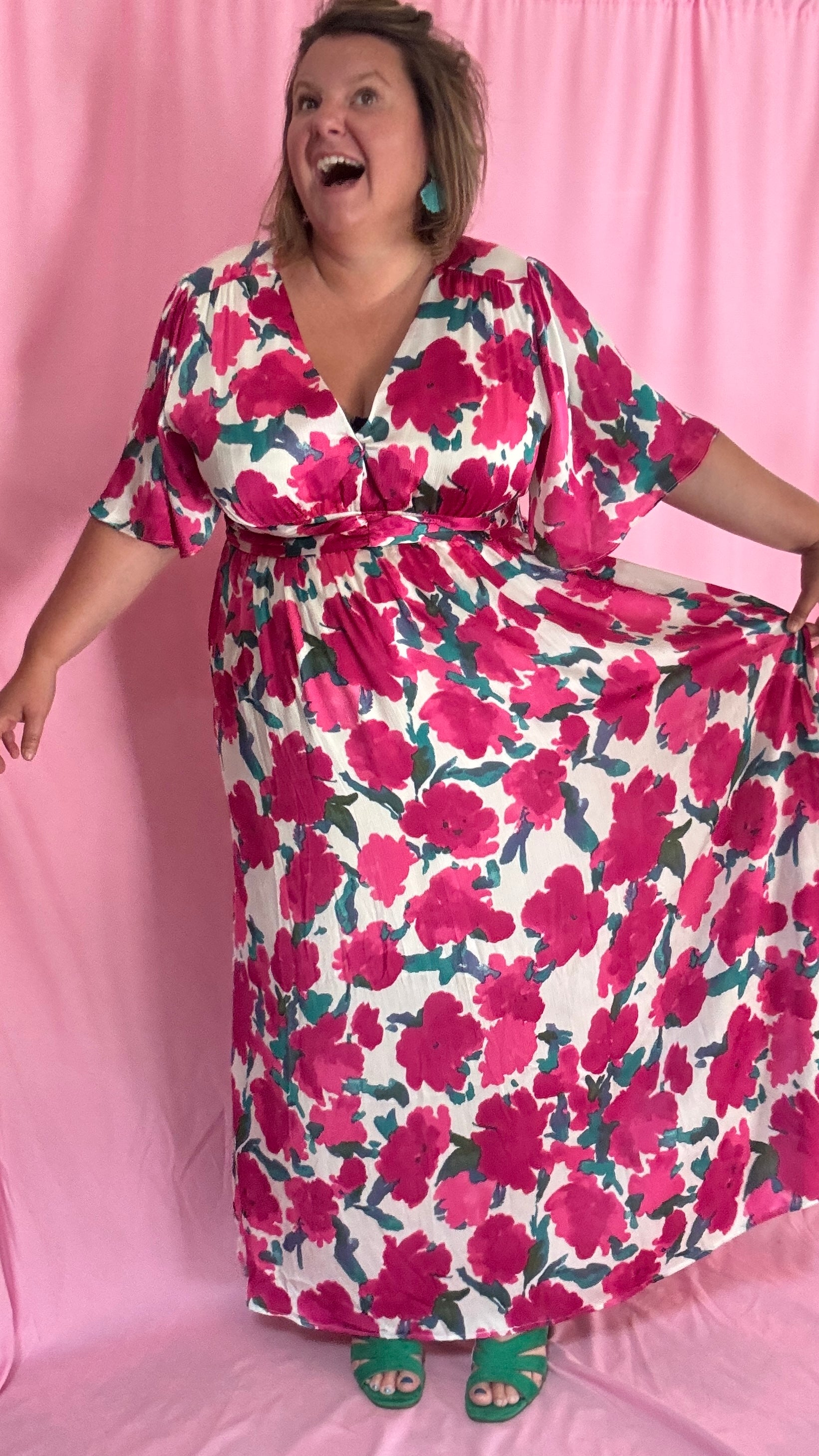 Laisse-toi séduire par cette robe longue grande taille aux motifs fleuris roses, verts et blancs, une pièce aussi délicate qu'élégante.
