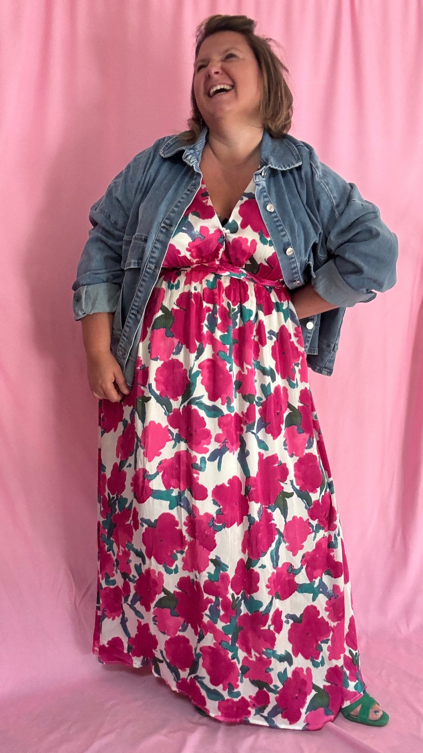 Laisse-toi séduire par cette robe longue grande taille aux motifs fleuris roses, verts et blancs, une pièce aussi délicate qu'élégante.