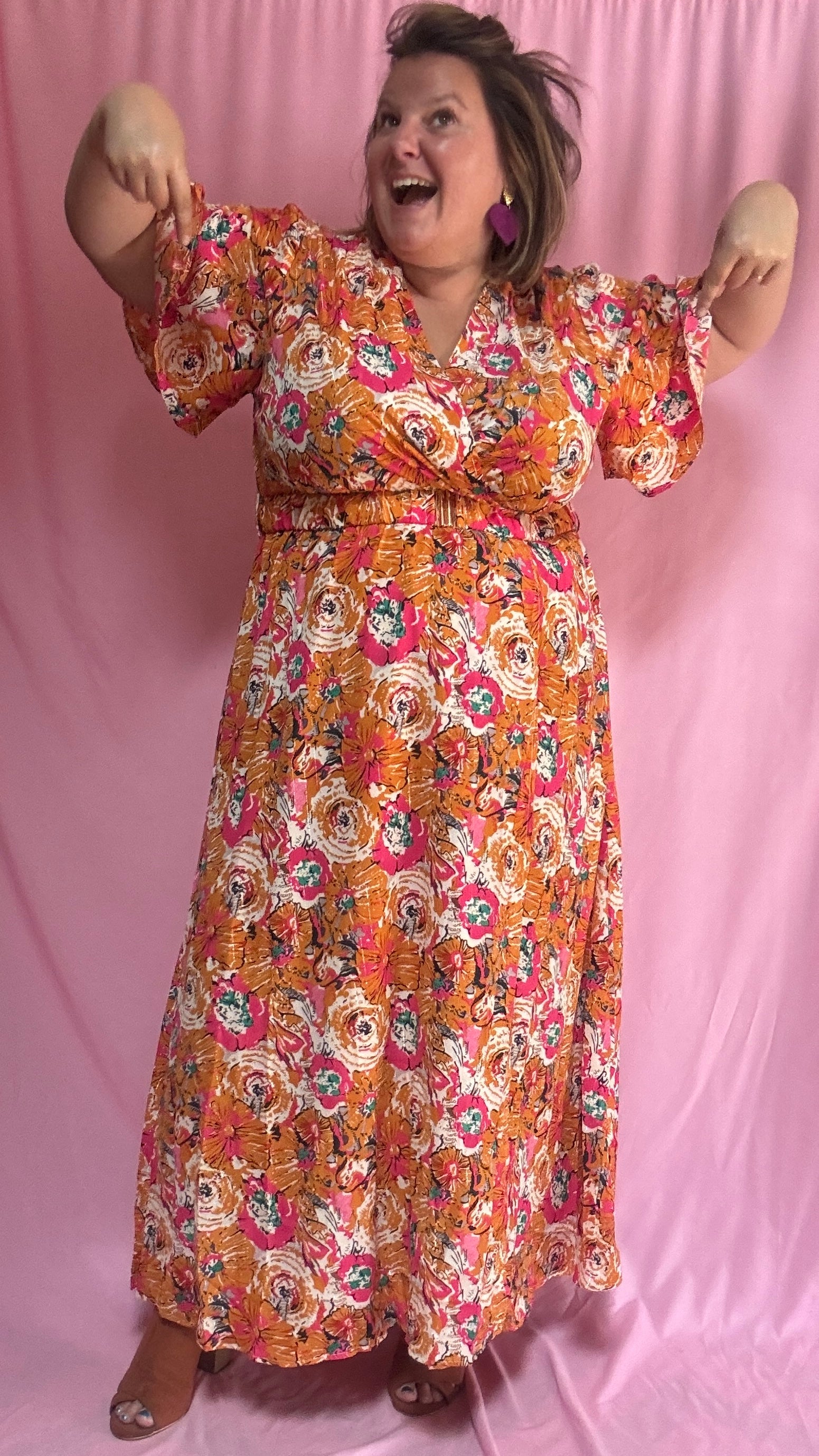Un vent de fraîcheur et de féminité souffle sur ta garde-robe avec cette magnifique robe longue grande taille aux motifs fleuris dans des tons orange et rose 🌷