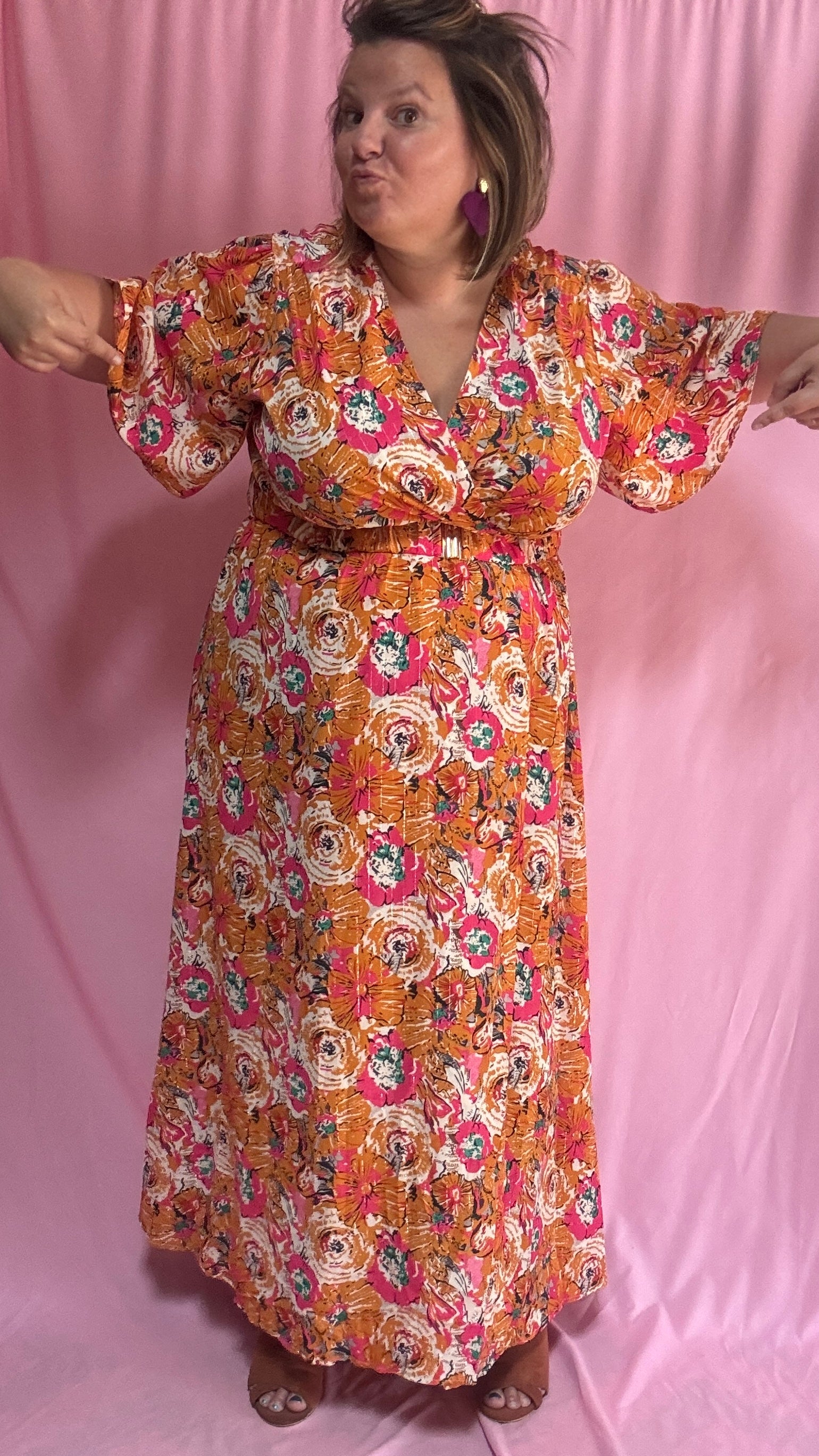 Un vent de fraîcheur et de féminité souffle sur ta garde-robe avec cette magnifique robe longue grande taille aux motifs fleuris dans des tons orange et rose 🌷