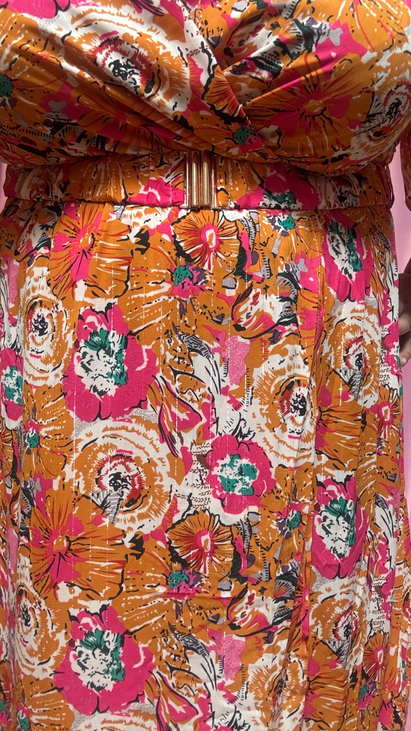 Un vent de fraîcheur et de féminité souffle sur ta garde-robe avec cette magnifique robe longue grande taille aux motifs fleuris dans des tons orange et rose 🌷