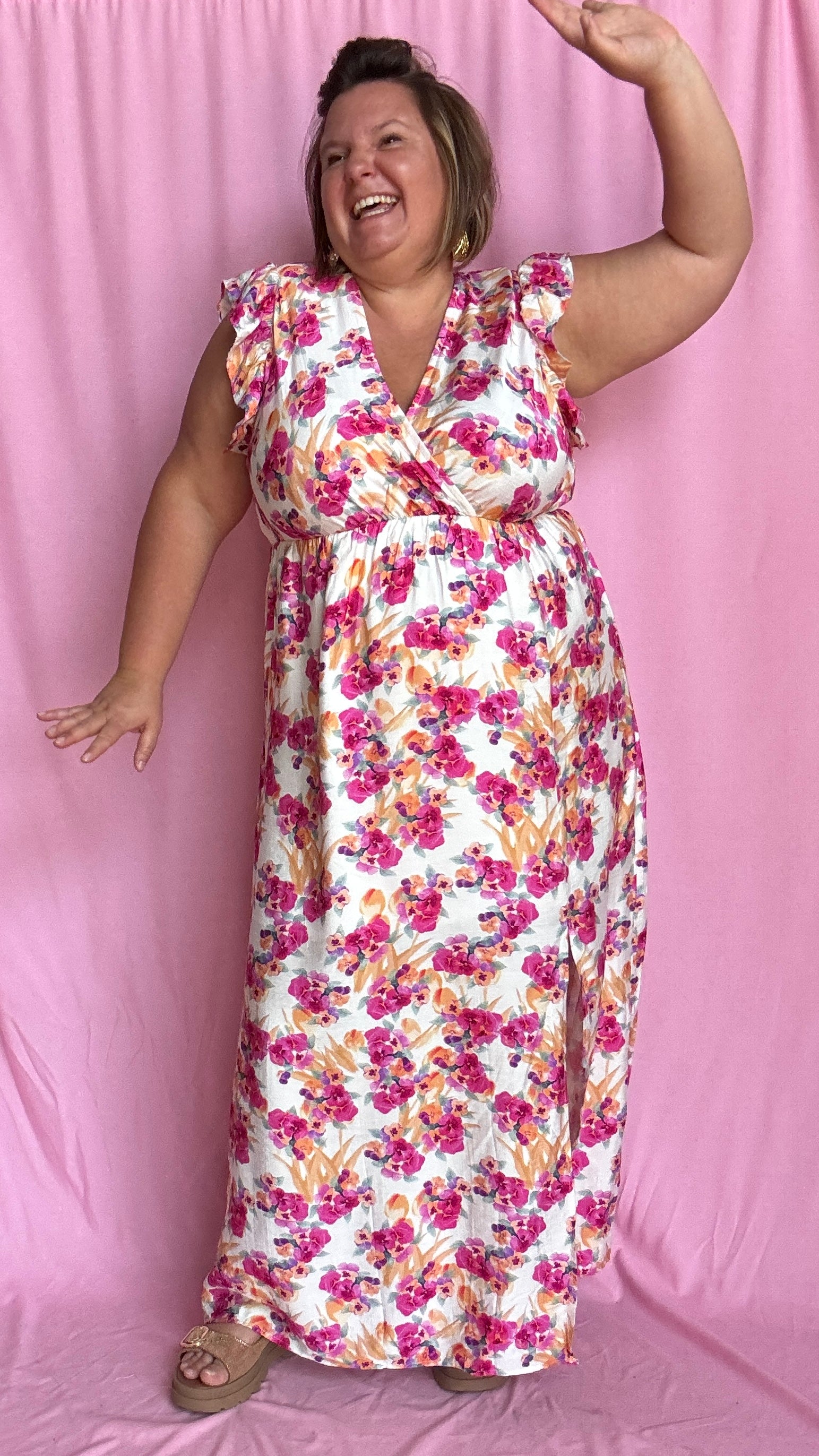 Cette robe grande taille fluide et féminine marie à merveille un fond beige doux avec de jolis motifs fleuris rose orangé,