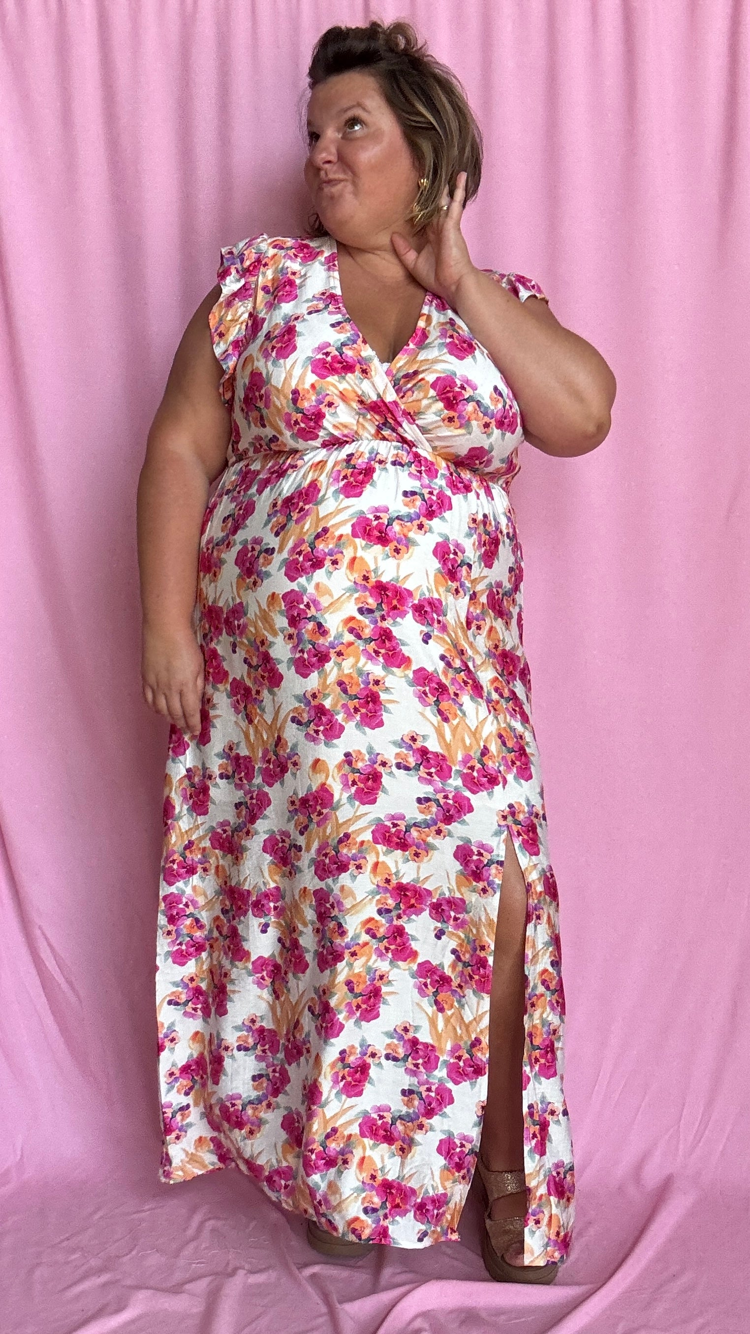 Cette robe grande taille fluide et féminine marie à merveille un fond beige doux avec de jolis motifs fleuris rose orangé,