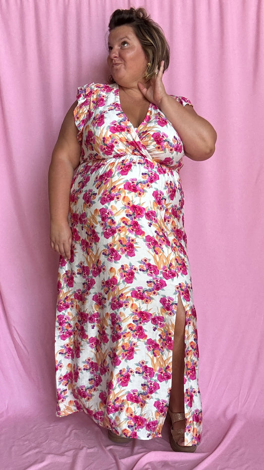 Cette robe grande taille fluide et féminine marie à merveille un fond beige doux avec de jolis motifs fleuris rose orangé,