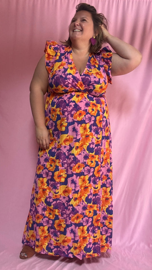 Une robe longue grande taille au motif fleuri éclatant (violet, orange et rose)