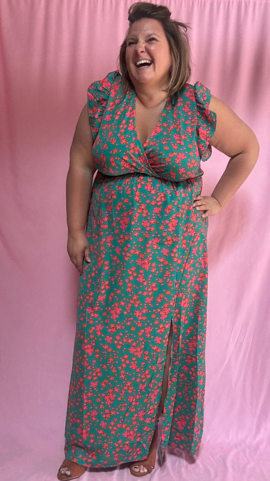 Une robe longue grande taille aux couleurs douces et fraîches (bleu et vert) sublimée par de délicats motifs liberty rose orangé