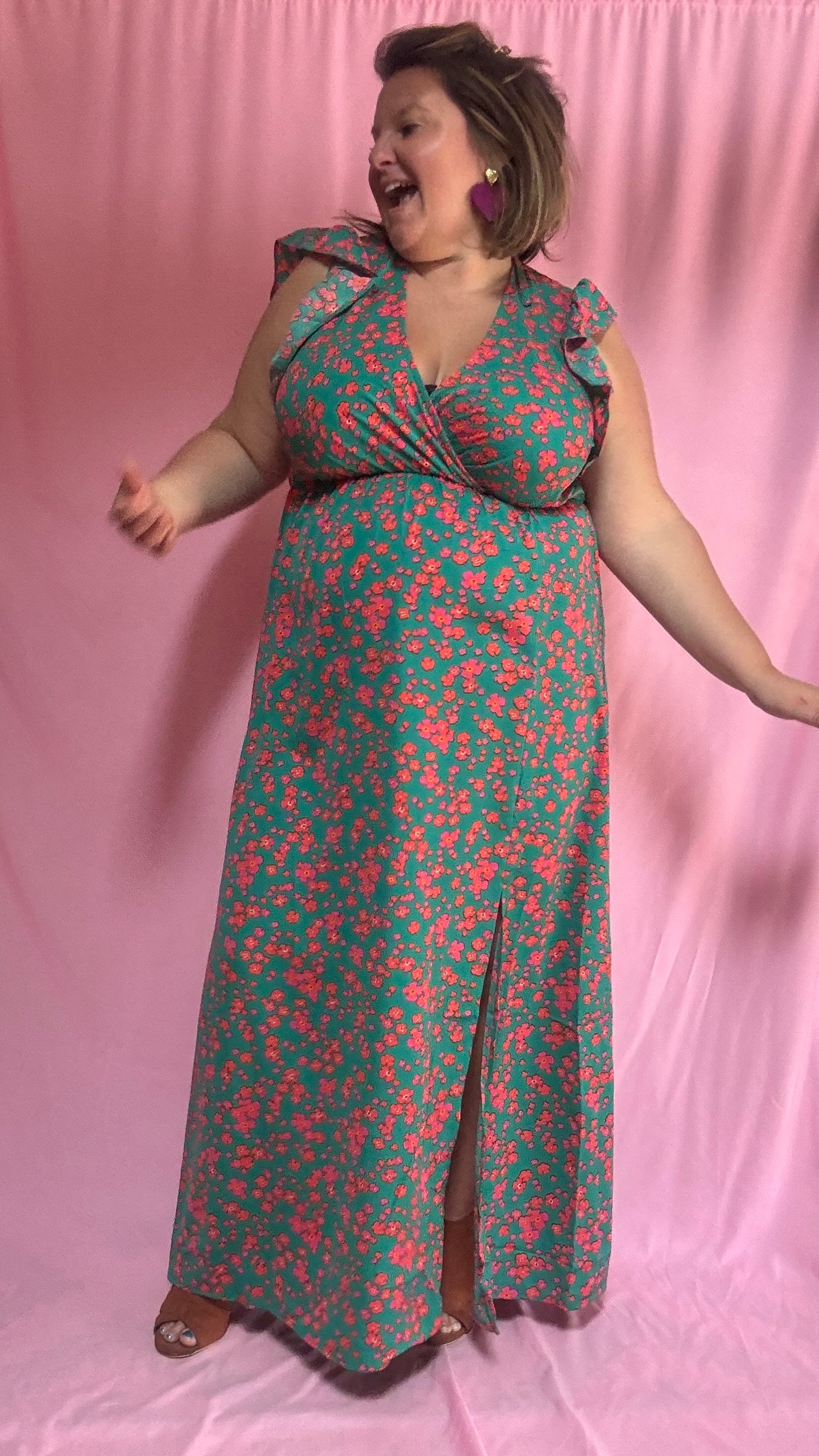 Une robe longue grande taille aux couleurs douces et fraîches (bleu et vert) sublimée par de délicats motifs liberty rose orangé