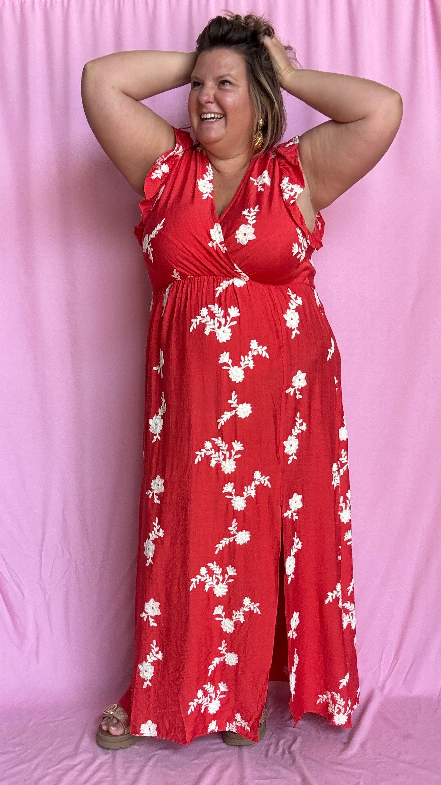 Une robe longue grande taille au charme fou, dans une sublime teinte rouge coquelicot aux reflets corail et broderie fleurs blanches
