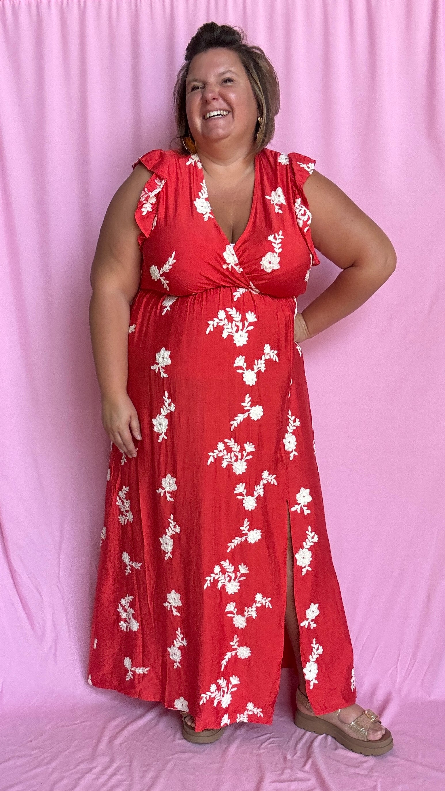 Une robe longue grande taille au charme fou, dans une sublime teinte rouge coquelicot aux reflets corail et broderie fleurs blanches