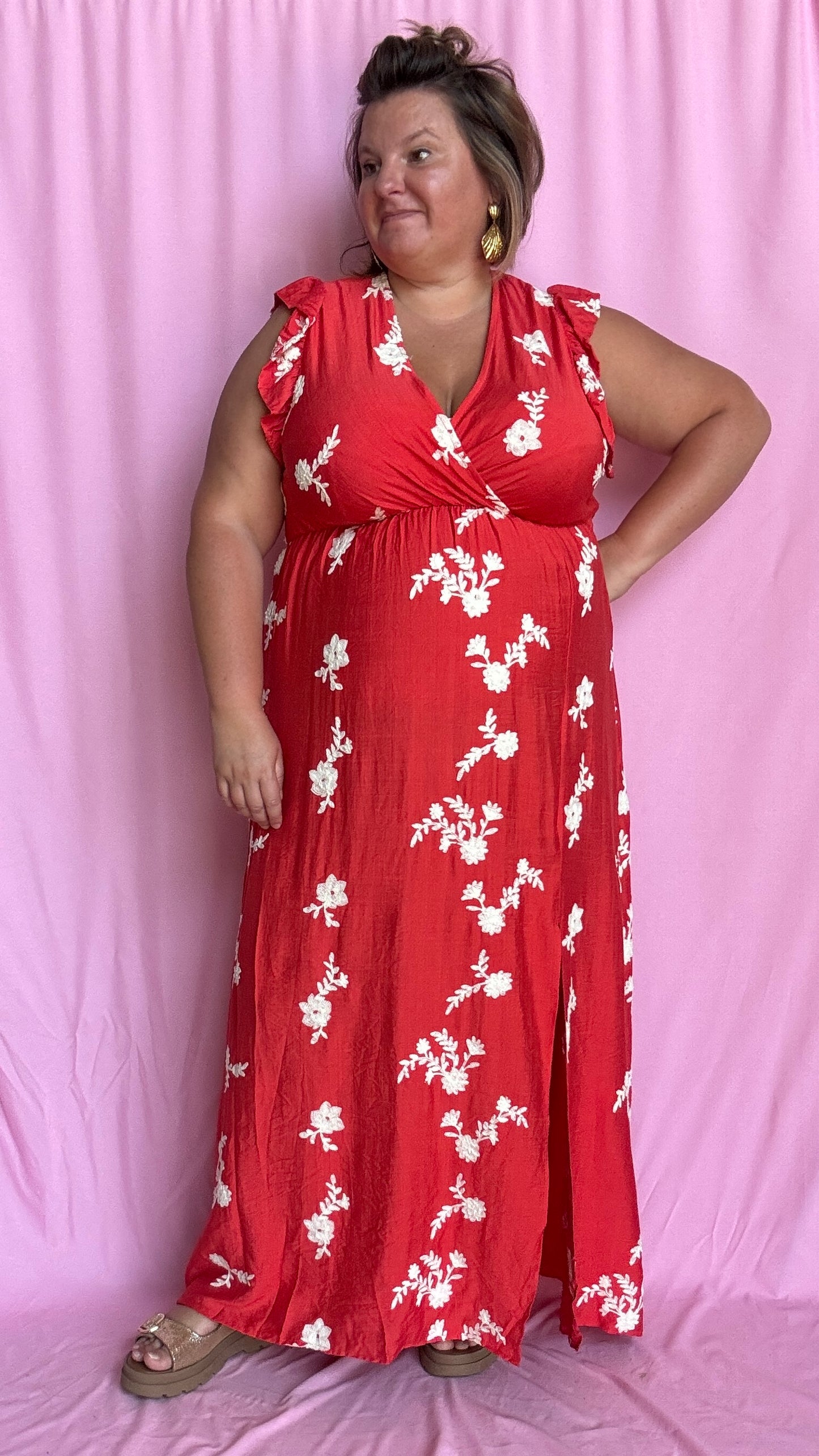Une robe longue grande taille au charme fou, dans une sublime teinte rouge coquelicot aux reflets corail et broderie fleurs blanches