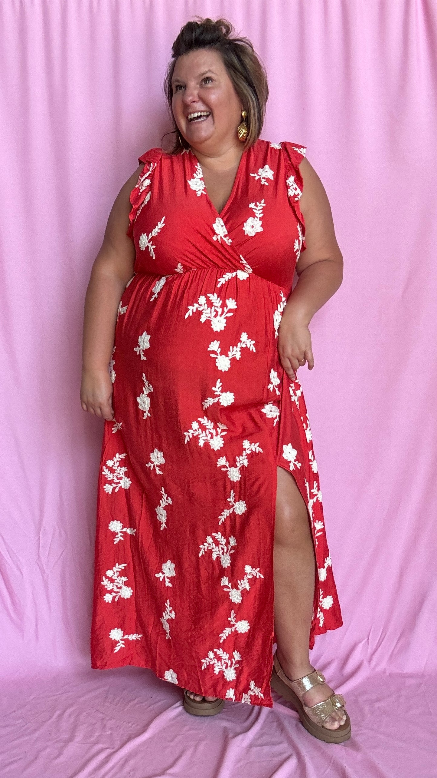 Une robe longue grande taille au charme fou, dans une sublime teinte rouge coquelicot aux reflets corail et broderie fleurs blanches