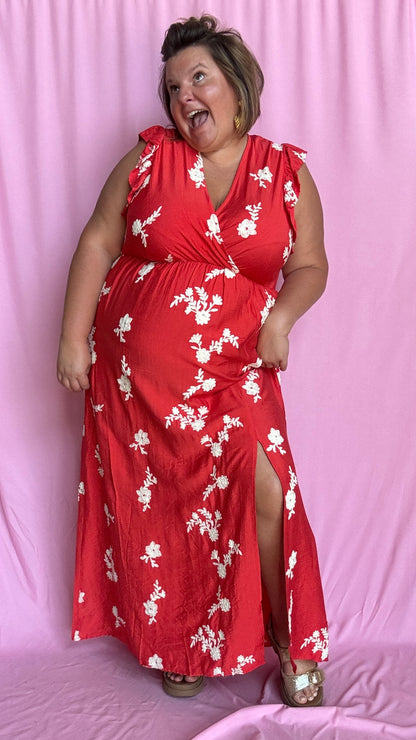 Une robe longue grande taille au charme fou, dans une sublime teinte rouge coquelicot aux reflets corail et broderie fleurs blanches