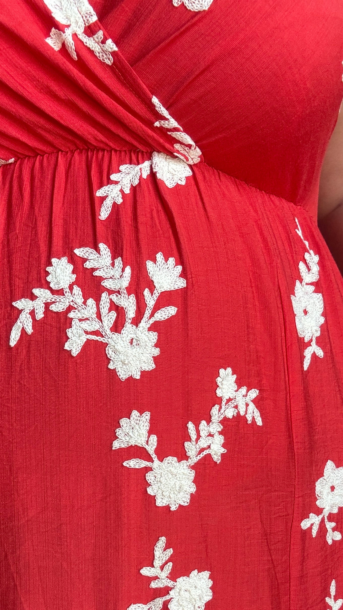 Une robe longue grande taille au charme fou, dans une sublime teinte rouge coquelicot aux reflets corail et broderie fleurs blanches