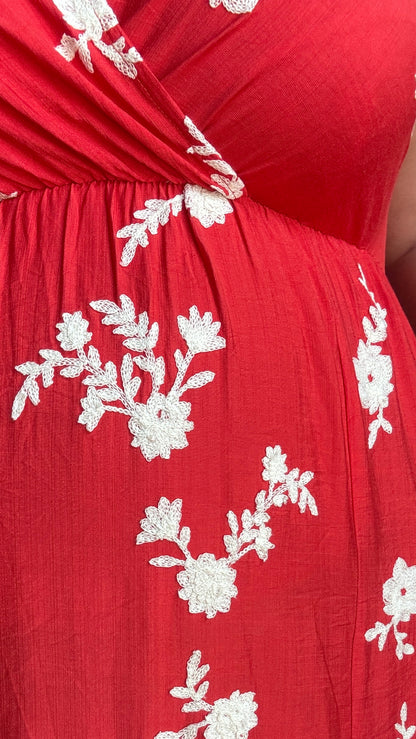 Une robe longue grande taille au charme fou, dans une sublime teinte rouge coquelicot aux reflets corail et broderie fleurs blanches
